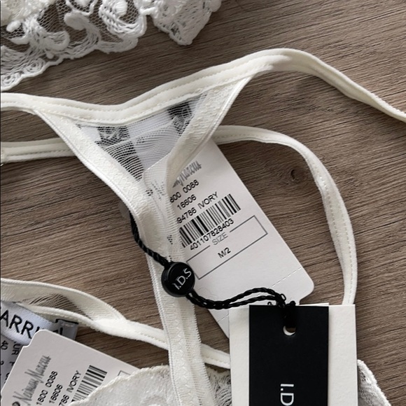 I d Sarrieri white lace bra and 2 thong bundle NWT - Picture 10 of 11